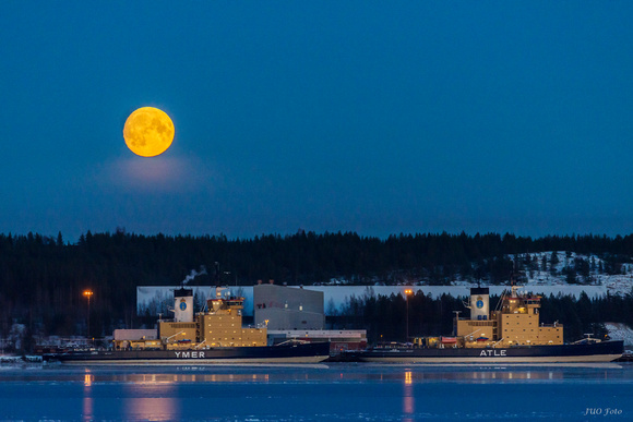 Supermoon over the Icebreakers